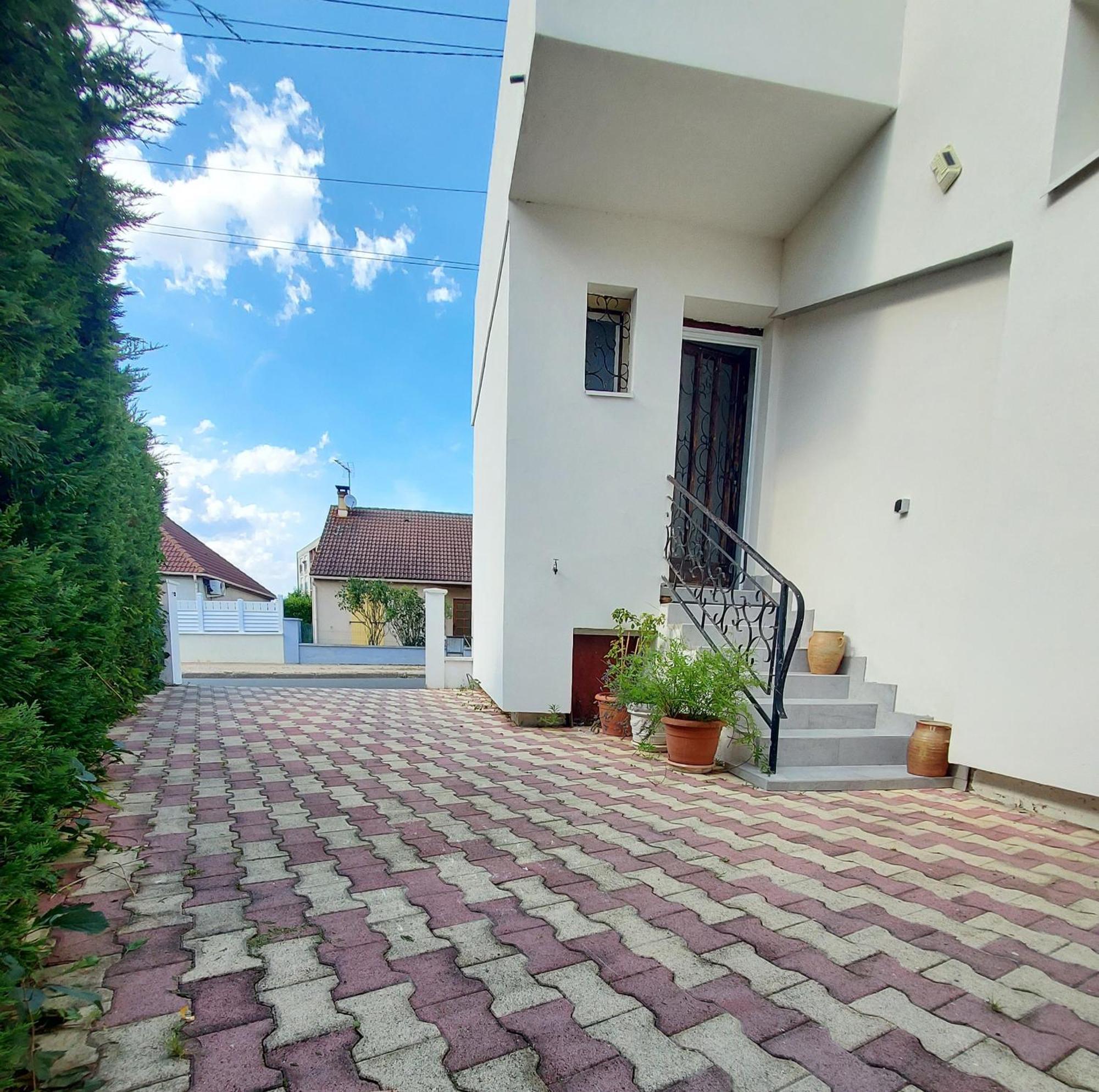 Appartement Meuble Avec Deux Chambres Moulins  Exteriör bild